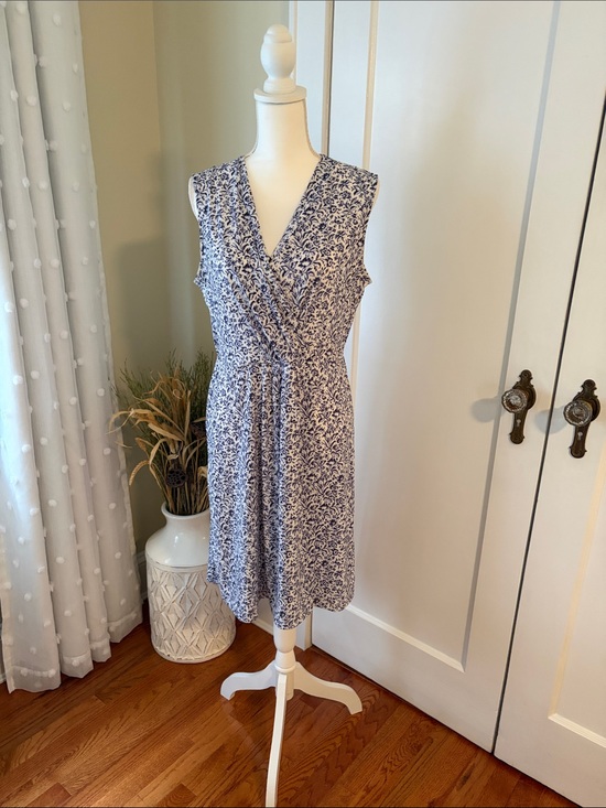Banana Republic Dresses & Skirts - Banana Republic Sleeveless Blue Floral Surplice Dress